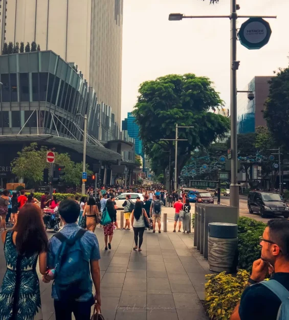 Modern mimarisi ve yayalarıyla hareketli Singapur sokak manzarası. Singapur sokak görünümü. _by fotoloji