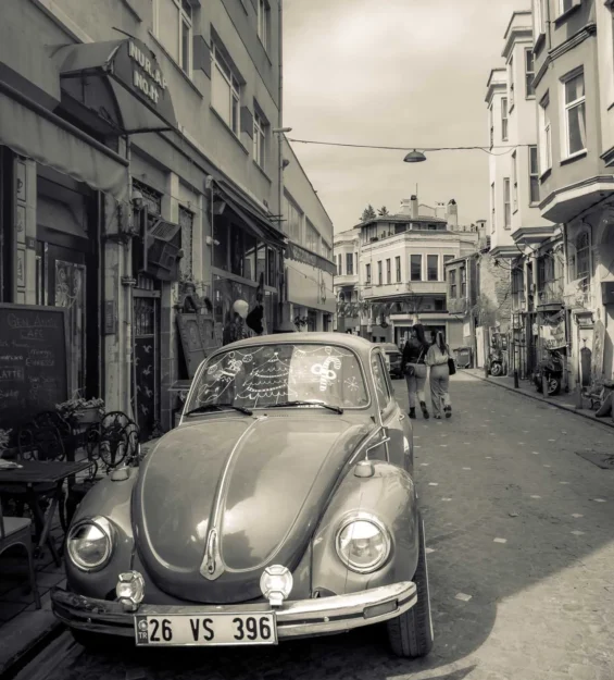 Türkiye, İstanbul'da Arnavut kaldırımlı bir sokakta park edilmiş eski bir Volkswagen Beetle. Plakası "26 VS 396". _by fotoloji