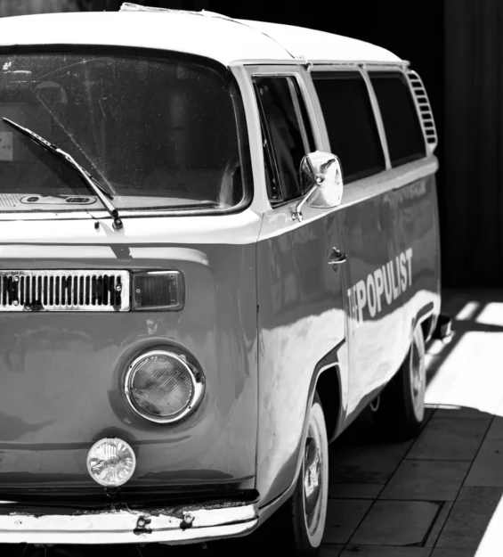 "Popülist" etiketi taşıyan eski bir Volkswagen otobüsünün siyah beyaz fotoğrafı _by fotoloji