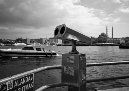 siyah.beyaz-fotograf.galerisi-11 Madeni paralı dürbünle İstanbul sahil manzarası; arka planda Süleymaniye Camii. _by fotoloji