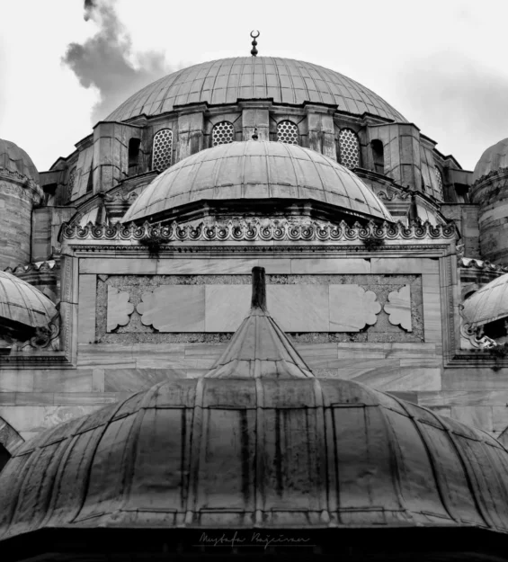 Bulutlu bir gökyüzüne karşı caminin süslü kubbeleri ve minarelerinin siyah beyaz fotoğrafı. _by fotoloji