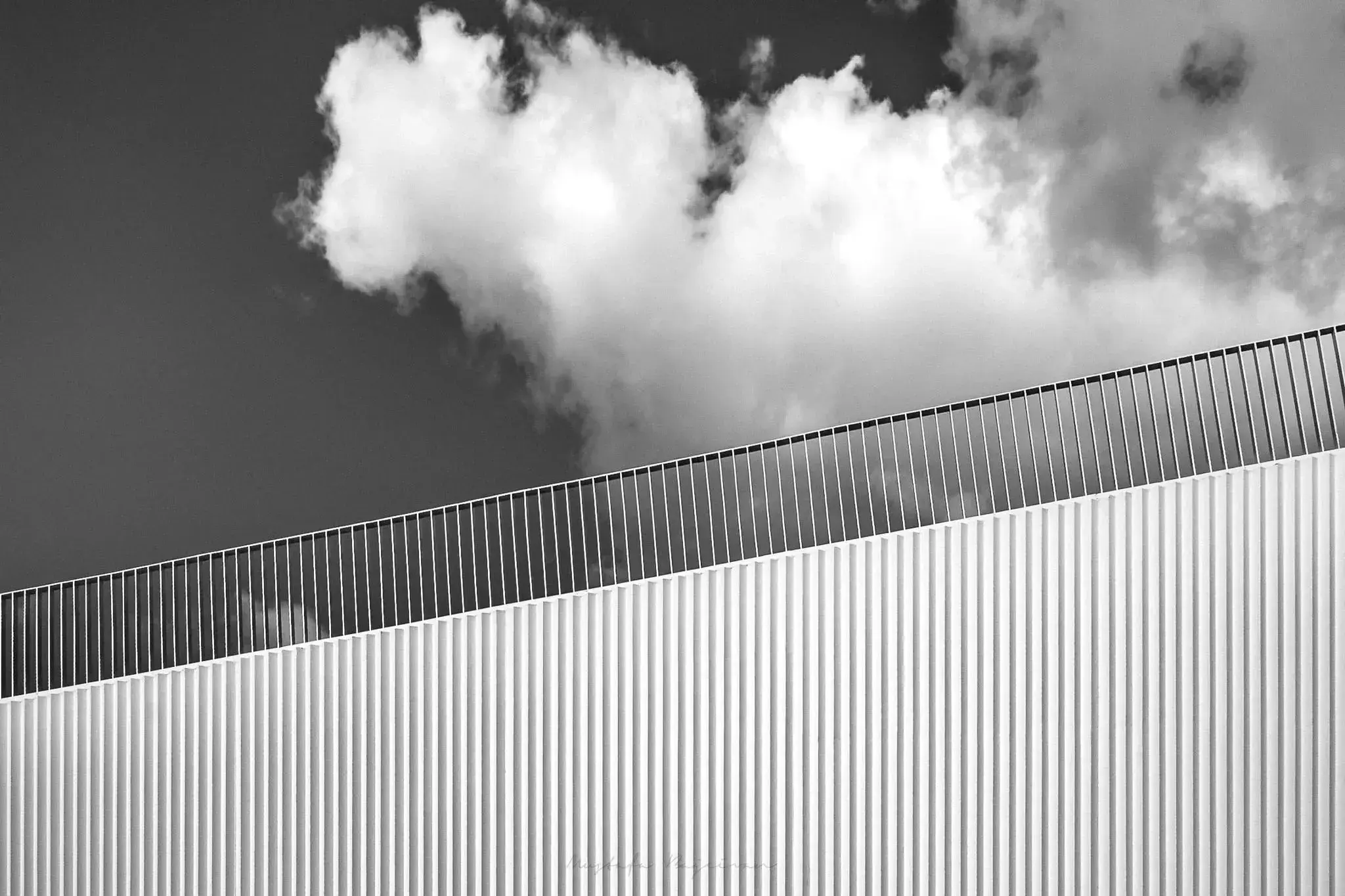 Fotoğrafçılık Teknikleri: Görsel Sanatın Sırlarını Keşfedin 2 Perspektif ve alan derinliğini gösteren, İstanbul'daki Yavuz Sultan Selim Köprüsü'nün gece görünümü. Fotoğrafta Perspektif. _by fotoloji