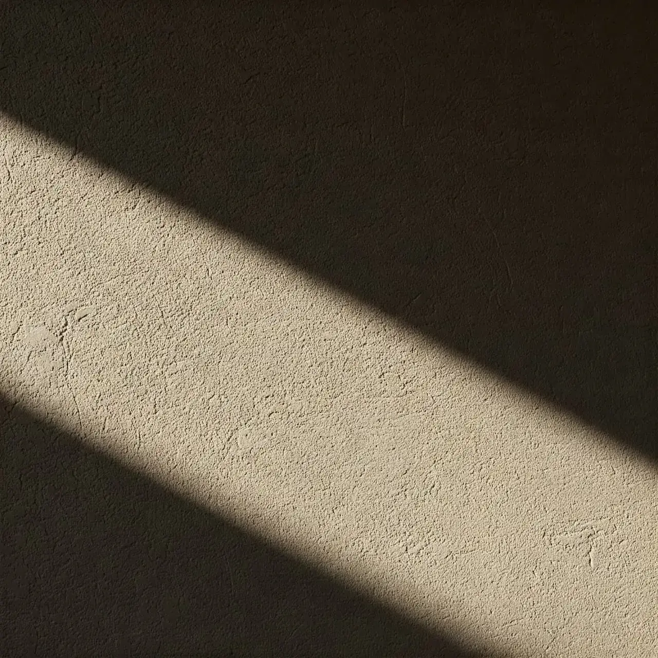 Işığı Anlayın ve Ustalaşın: Fotoğrafçılığın Temeli 4 Saros Körfezi'ndeki Erikli kumsalında küçük bir tekne. Üstümüzde fırtınalı bir gökyüzü. _by fotoloji