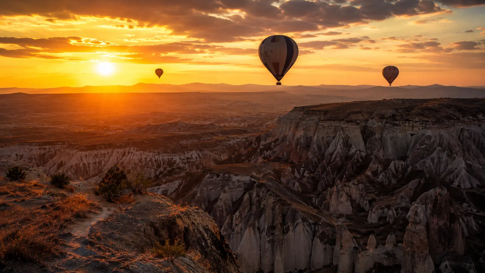 Gün batımında Kapadokya'da sıcak hava balonları