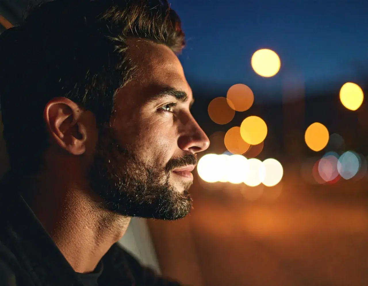 Saros Körfezi'ndeki Erikli kumsalında küçük bir tekne. Üstümüzde fırtınalı bir gökyüzü. _by fotoloji