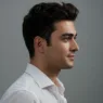 Şekillendirilmiş saçlı, beyaz gömlek giymiş bir adamın profili. Sanatsal banka.