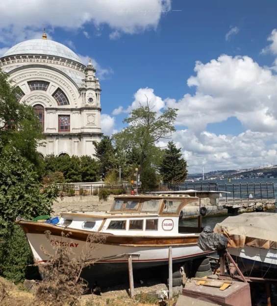İstanbul camisi ve Boğaz'daki tekneler
