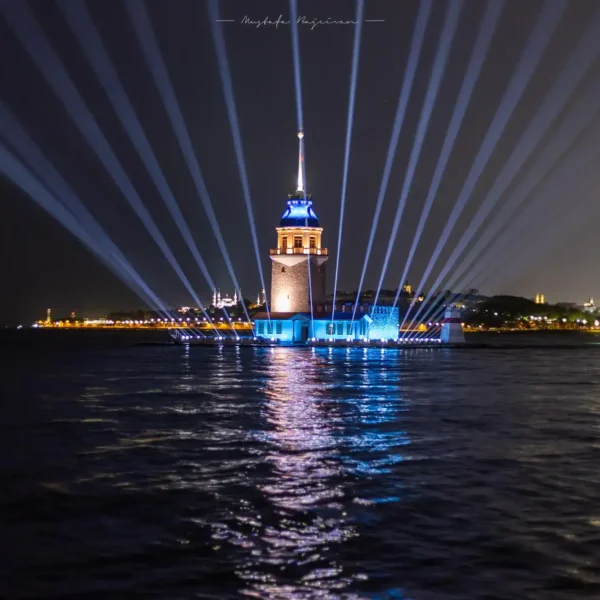 Kız Kulesi'ne ışık gösterisi