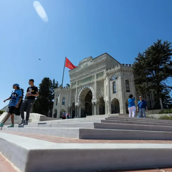 İstanbul Üniversitesi ana kapısı ve merdivenleri
