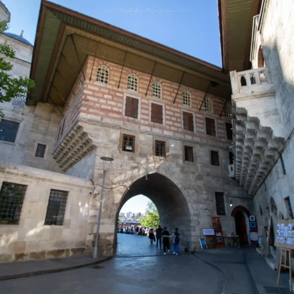 Tarihi mimari ve taş kemerli geçit