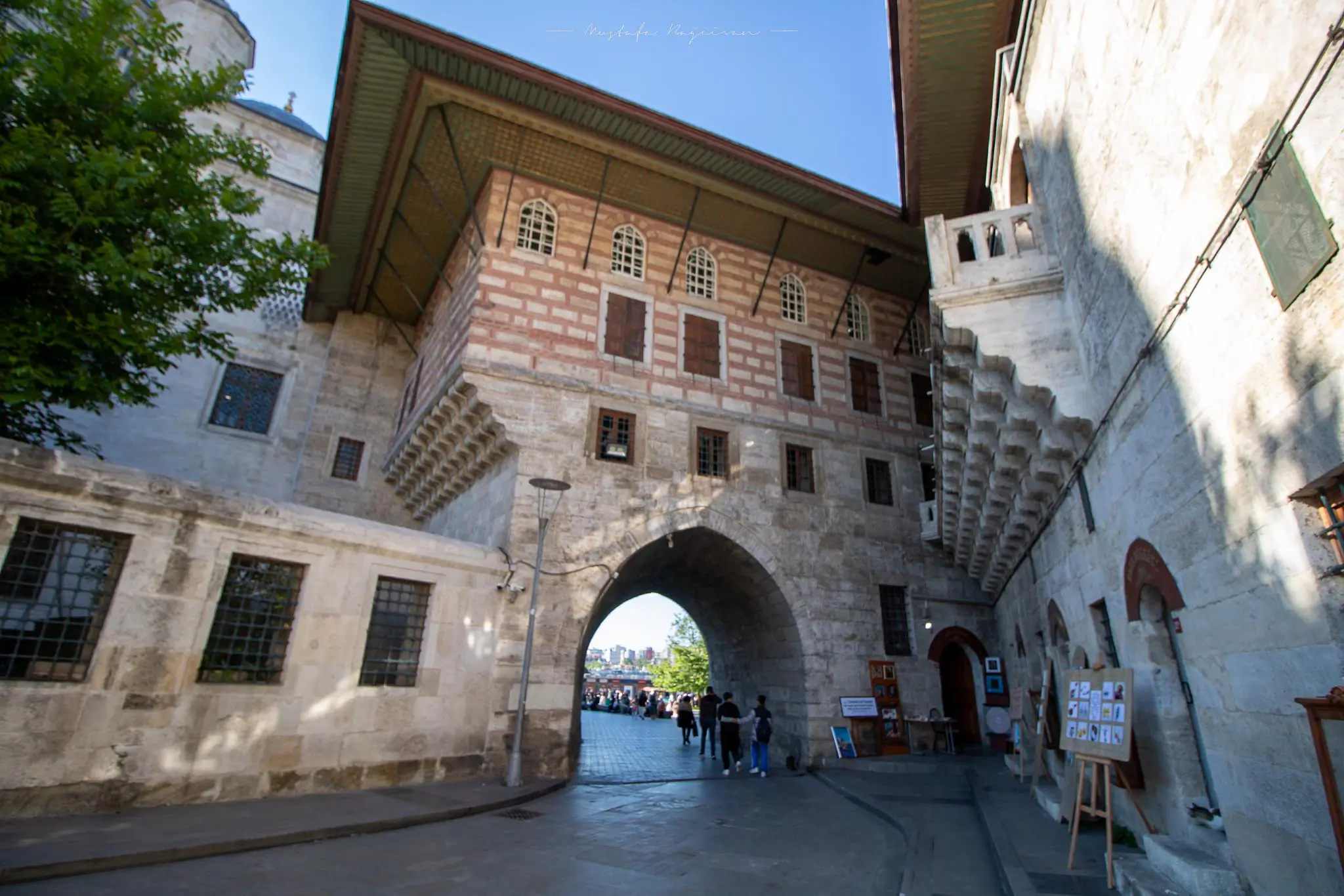 Geleneksel Osmanlı mimarisinin izlerini taşıyan, hareketli bir İstanbul çarşısının taş kemerli girişi.