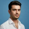Yakışıklı genç adam, beyaz gömlek giymiş, dijital fotoğraf sanatı fotoğrafı.
