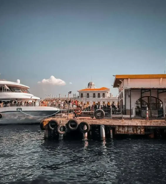 İstanbul iskelesinde vapur, yolcuların binişi.
