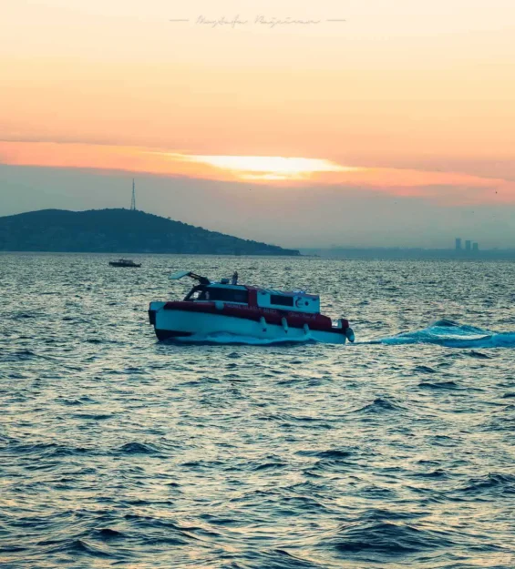 Gün batımında denizde kurtarma botu