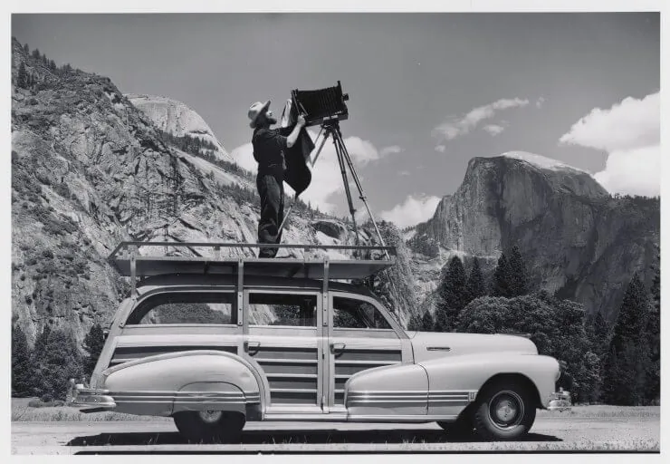 Yosemite Milli Parkı'nda büyük formatlı kamera kullanan eski bir istasyon vagonu üzerinde fotoğrafçı. _by fotoloji