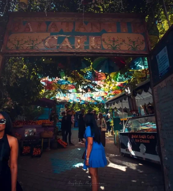 İstanbul'daki Balat Antik Cafe'nin rengarenk şemsiyelerle süslenmiş girişi.