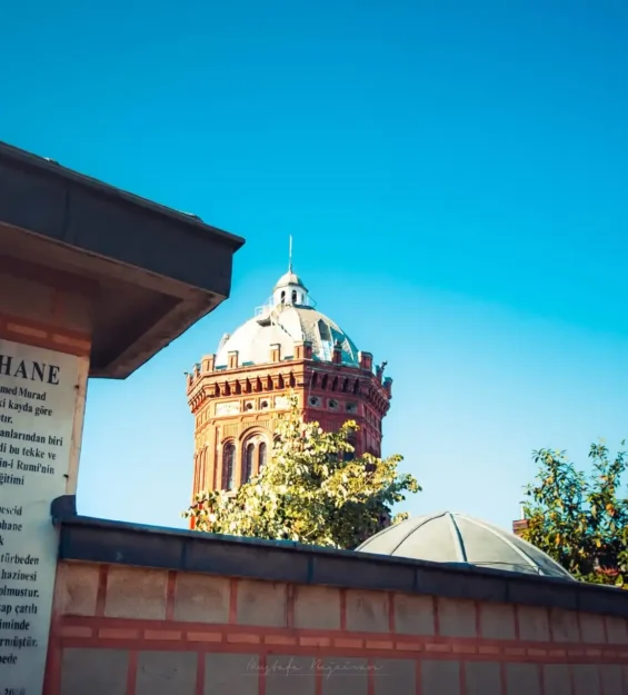 Türkiye'deki Mesnevihane, bina ve minaresini gösteriyor. Tabelada "Mesnevihane" yazıyor.