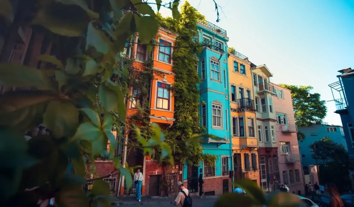 Renkli İstanbul evleri, canlı mimari, Balat sokak manzarası