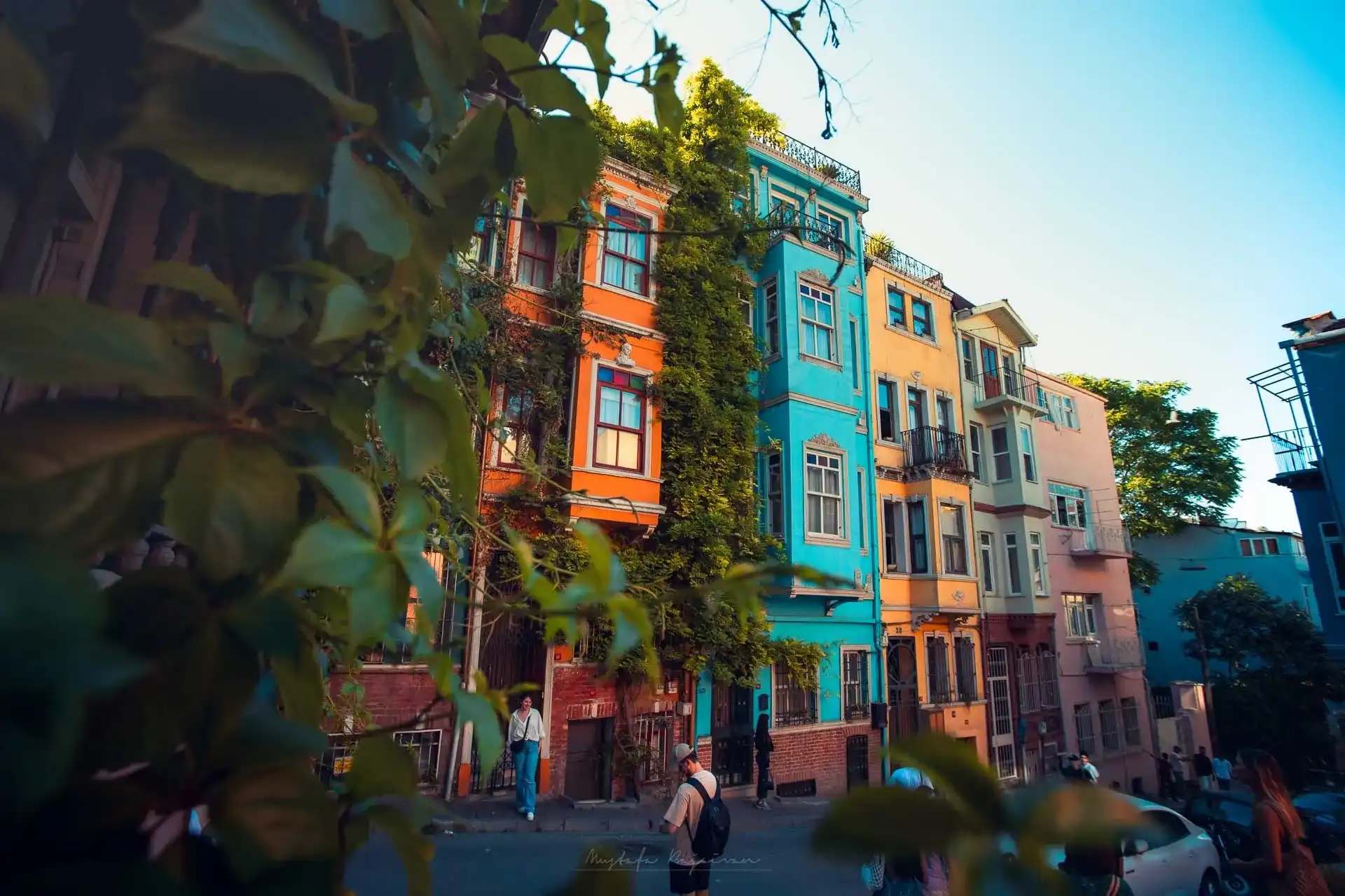 Renkli İstanbul evleri, canlı mimari, Balat sokak manzarası