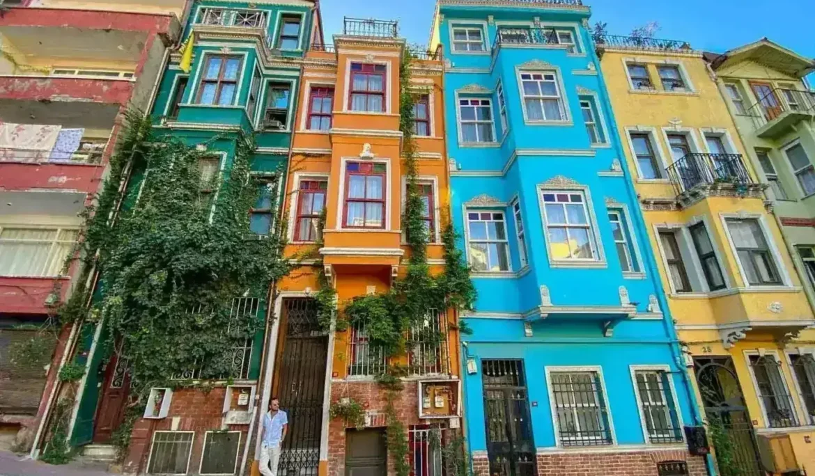 Bir yamaçta rengarenk İstanbul evleri, canlı mimari