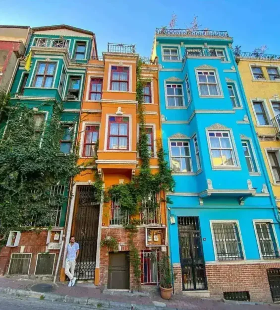 Bir yamaçta rengarenk İstanbul evleri, canlı mimari