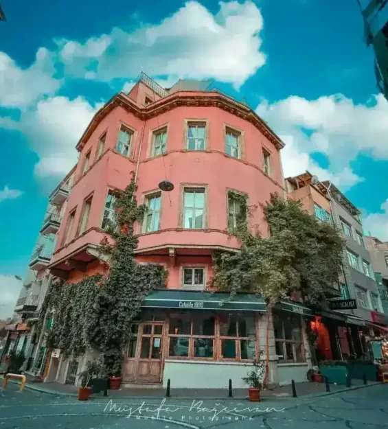 İstanbul, Türkiye'de Cafelife 1890 tabelası ve sarmaşıklarıyla köşe bina.