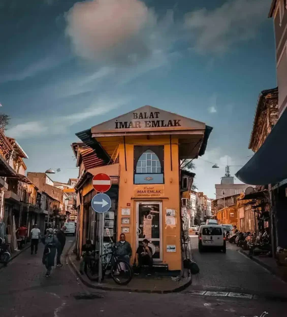 Balat İmar Emlak'ın İstanbul'un dar bir sokağında bulunan emlak ofisi.