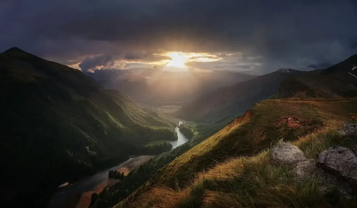Türkiye'nin İstanbul kentindeki Galata Kulesi'nin üst balkonunda turistler.