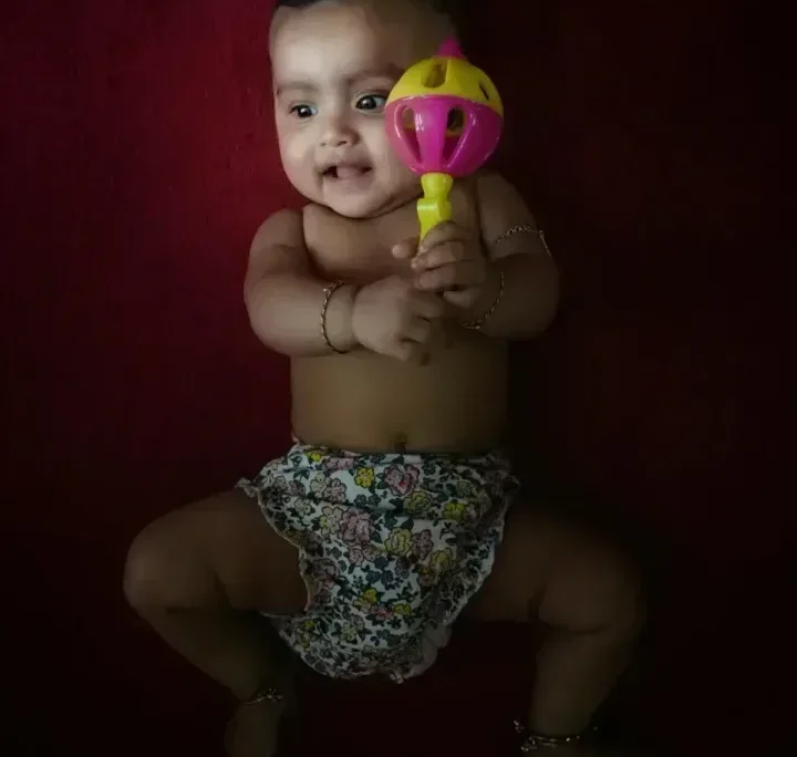 Renkli oyuncakla oynayan bebek, bebeklik dönemi