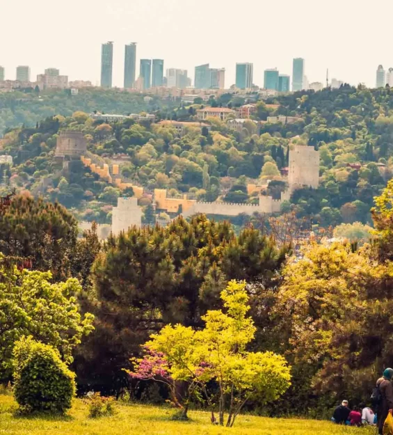 Antik surlar ve modern gökdelenlerin bulunduğu parktan İstanbul şehir manzarası