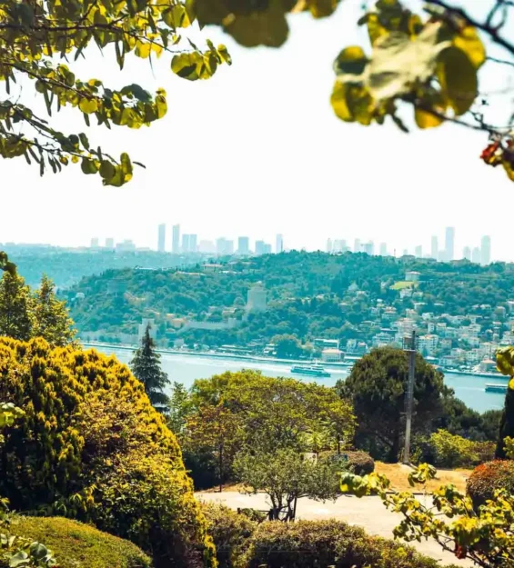 Boğaz'ın muhteşem manzarasını sunan yemyeşil bir parktan İstanbul silüetinin panoramik görüntüsü.