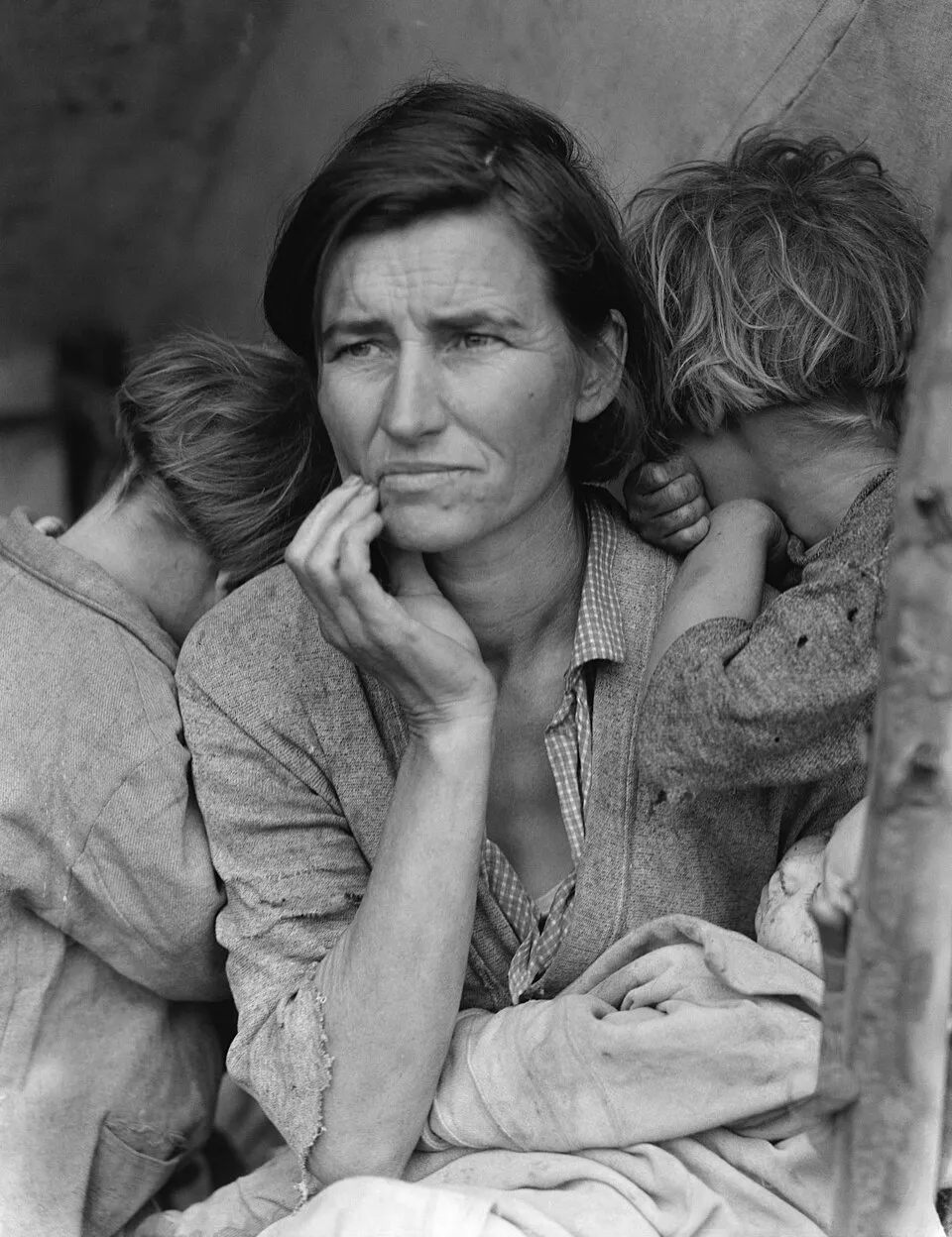 Büyük Buhran'ın zorluklarını yansıtan yorgun anne, iki çocuğunu sıkıca tutuyor. _by fotoloji