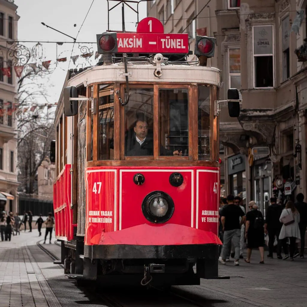 Şehir sokağında eski tuğla merdiven