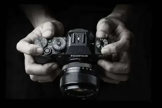 Fujifilm X-T30 II fotoğraf makinesi elde tutuluyor, fotoğrafa hazır