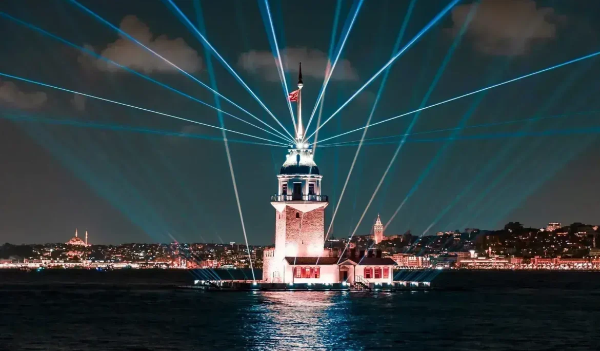 Tarihi İstanbul binası, taş duvarlar, kemerli geçit ve kule. Fotoğrafçılık Teknikleri. _by fotoloji
