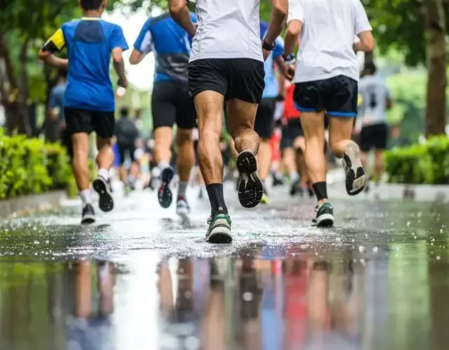 Fotoğrafçılıkta Duygu: Bir Karede Ruh Yakalamak 2 Runners in the rain