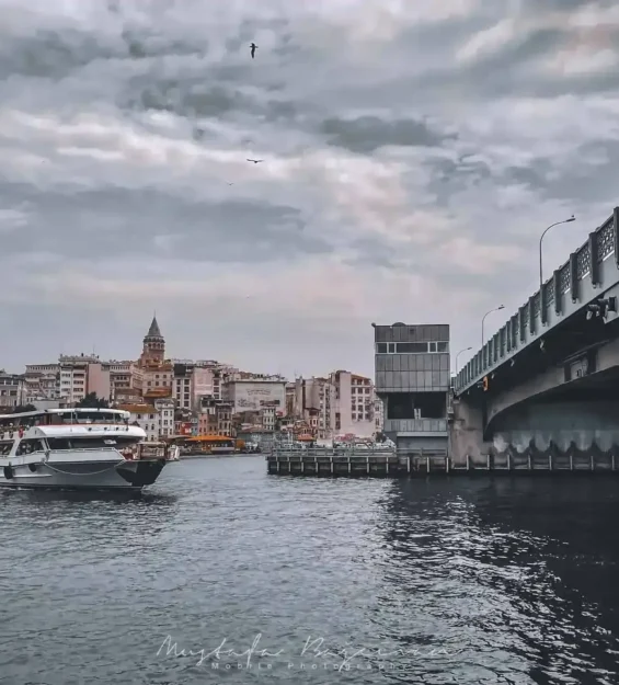Galata Kulesi, Boğaz'da vapur ve köprünün bulunduğu İstanbul şehir manzarası.