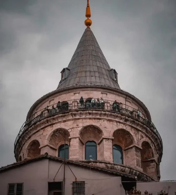 Türkiye'nin İstanbul kentindeki Galata Kulesi'nin seyir terasında insanlar.