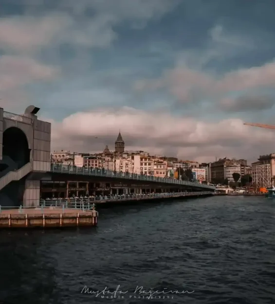 Arka planda Galata Kulesi'nin yer aldığı İstanbul Galata Köprüsü sahil manzarası.