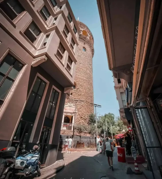 Dar bir İstanbul sokağından görülen Galata Kulesi