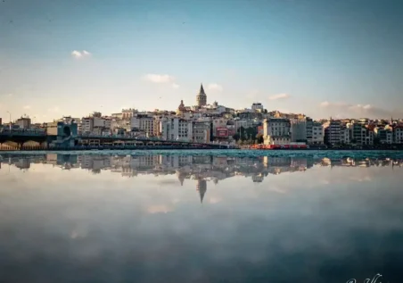 galata-00018 Galata Kulesi ve İstanbul silüetinin sakin suya yansıması.