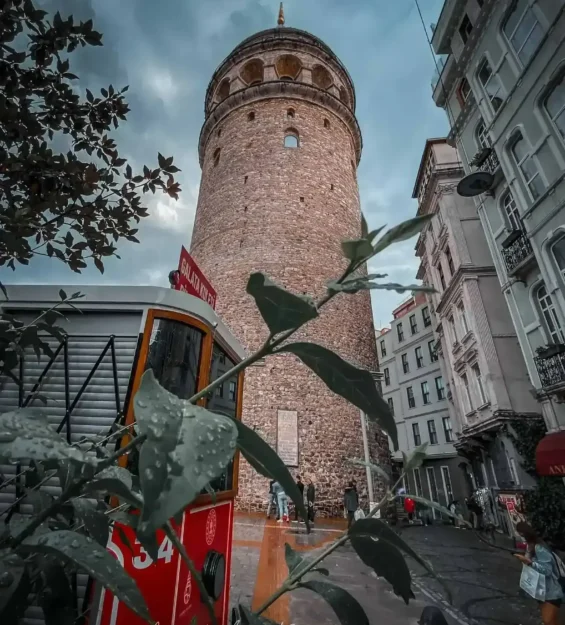 Türkiye'nin İstanbul kentindeki Galata Kulesi, eski tramvayı ve yemyeşil doğasıyla.
