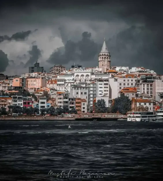 Galata Kulesi ve İstanbul şehir manzarası dramatik bulutların altında