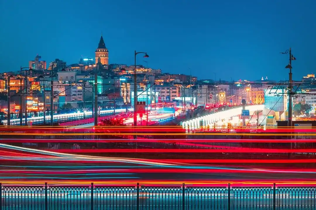 Galata: İstanbul'un Kalbi 1 Türkiye'nin İstanbul kentindeki Galata Kulesi'nin gece görünümü ve köprüdeki trafikten kalan ışık izleri.