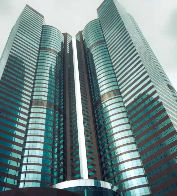 Hong Kong'da mimari tasarımın sergilendiği modern cam gökdelen.