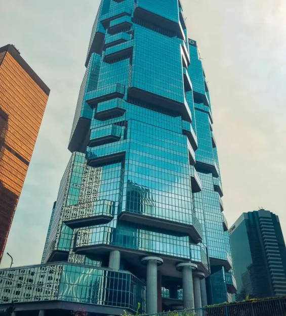 Hong Kong'da gökyüzünü yansıtan modern cam gökdelen.