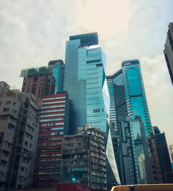 Alto oteli de dahil olmak üzere modern ve eski Hong Kong gökdelenleri.