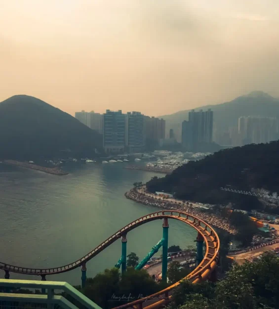 Hong Kong şehir manzarasına bakan okyanus kıyısındaki hız treni