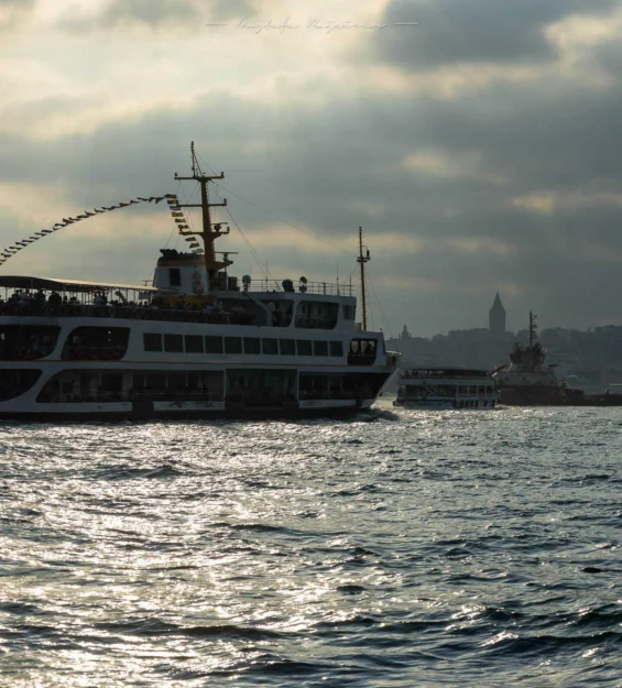Arka planda şehir silüetinin yer aldığı Boğaz'da İstanbul vapuru.