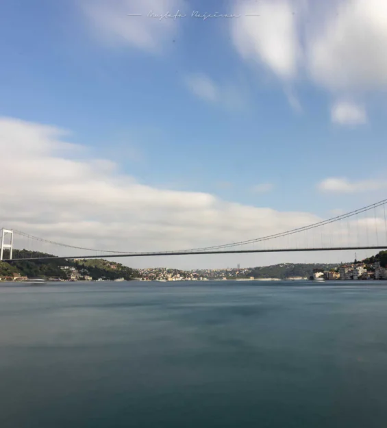 İstanbul Boğaz Köprüsü parçalı bulutlu bir günde.